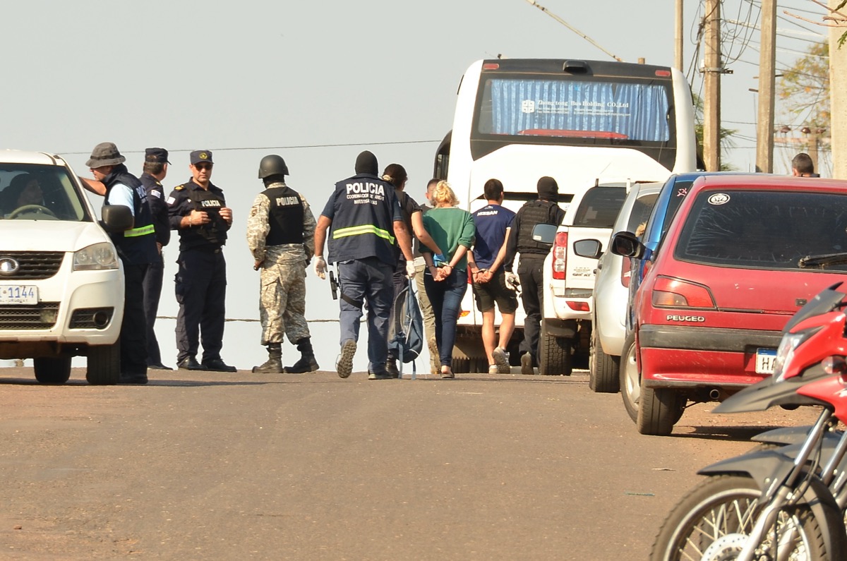 Momento en que dos de los 19 detenidos fueron llevados detenidos.
