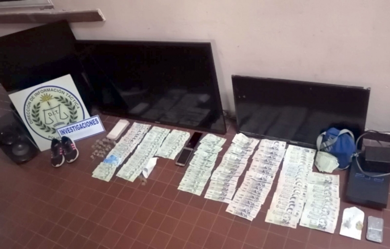 La foto con pantallas de tv, dinero, piedras de pasta base, y balanza de precisión, detectó la policía, cuando concurrió a la finca desde donde se denunció robo.
