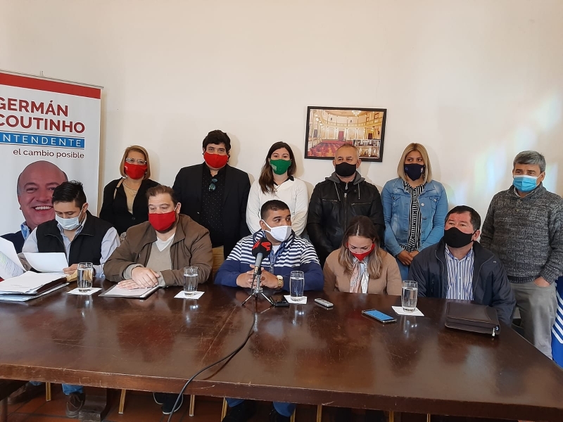 Izquierda a derecha: Marcelo Nobre, Luis Alberto García, Mario Berriel, Silvana Álvarez y Julio Tabarez. Atrás, derecha a izquierda Luis Trindade, Diana Añasco, Juan Furgoni, Liliana Filonenko, Martin Pertusatti y Graciela Beppo.