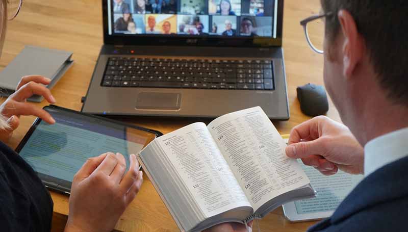 Los tiempos de pandemia han llevado a los Testigos de Jehová a nuevos métodos.