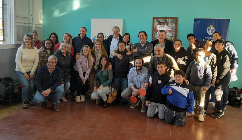 Dr. Sebastián Bauzá y el Dr. Carlos Albisu junto a funcionarios del Centro de Referencia de Políticas Sociales