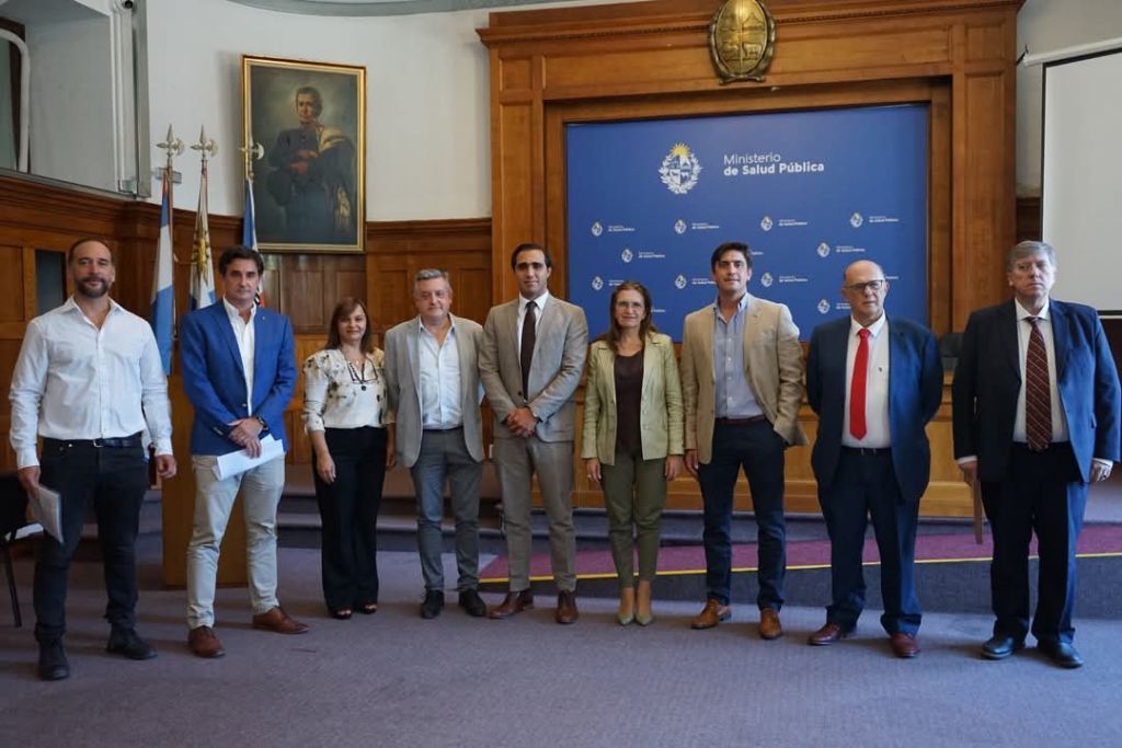 Pie de fotografía: Durante la firma del Convenio en Montevideo: autoridades del MSP y del Fondo Nacional de Recursos junto al Dr. Andrés Munyo y al Dr. Martín Fraschini, Coordinadores del nuevo Centro.