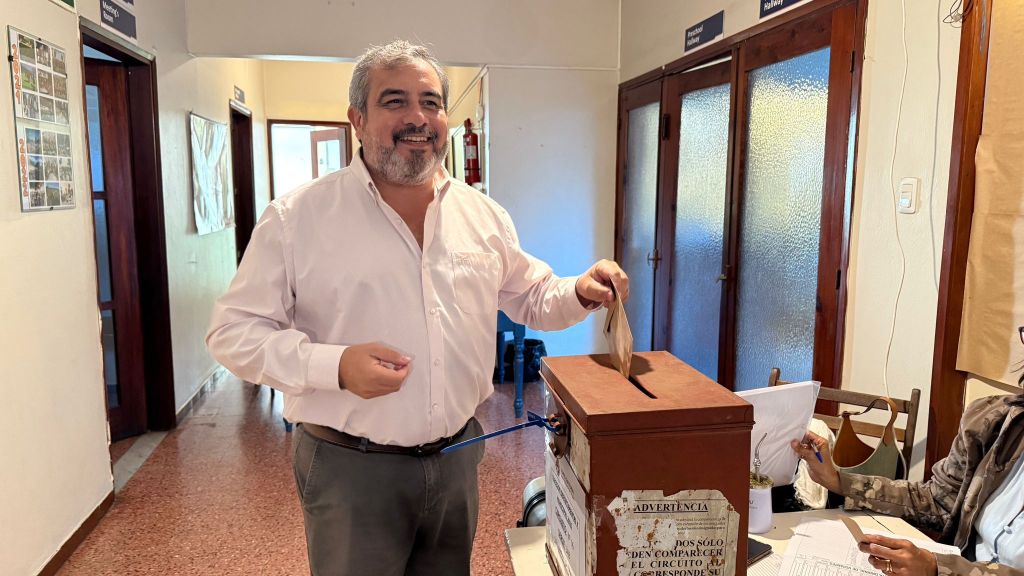 El Dr. Horacio de Brum sufragó en Colegio Los Robles.